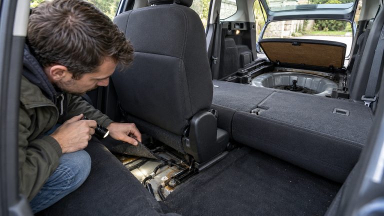 Jak sprawdzić, czy auto było zalane przed zakupem używanego samochodu